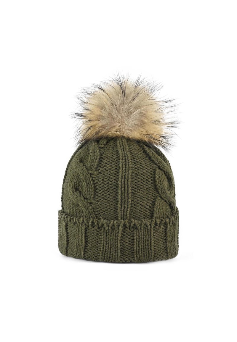Gorro de punto verde oliva con patrón de cable texturizado y un pompón de piel sintética en la parte superior. Puño acanalado para mayor calidez.