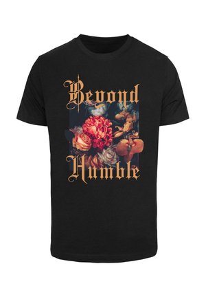Černé tričko s grafickým designem barevných květin a textem "Beyond Humble" v zdobném oranžovém písmu. Krátké rukávy, standardní střih.