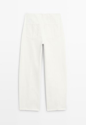 Weiße Jeans mit geradem Bein, von hinten gezeigt, mit zwei Gesäßtaschen und einem hohen Bund.