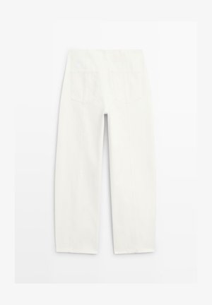 Weiße Jeans mit geradem Bein, von hinten gezeigt, mit zwei Gesäßtaschen und einem hohen Bund.