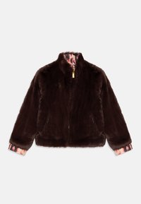 Chaqueta de piel sintética marrón con un alto cuello, cremallera frontal y puños con un patrón colorido. Textura suave, diseño corto y sin cierres visibles.