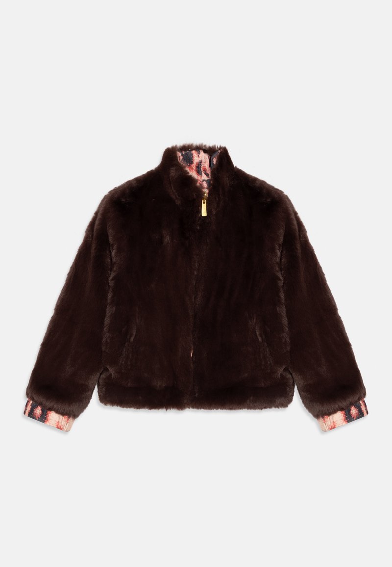 Chaqueta de piel sintética marrón con un alto cuello, cremallera frontal y puños con un patrón colorido. Textura suave, diseño corto y sin cierres visibles.