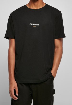 Sort bomulds t-shirt med "CHANGES" og "Cayler" trykt i hvidt og guld på brystet. Rund hals og korte ærmer.