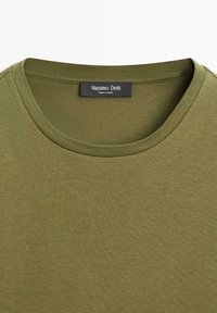 Olivengrøn bomulds-T-shirt med rund hals med sort Massimo Dutti-mærke syet ind på kraven, lavet i Kina.