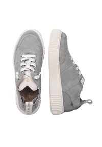 Baskets en daim gris avec semelle blanche épaisse et lacets blancs, vues de dessus et de côté sur fond blanc.