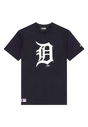 Schwarzes T-Shirt mit kurzen Ärmeln, vorne mit einem großen weißen gotischen "D"-Logo und einem kleinen MLB-Logo am unteren linken Saum.