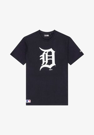 Schwarzes T-Shirt mit kurzen Ärmeln, vorne mit einem großen weißen gotischen "D"-Logo und einem kleinen MLB-Logo am unteren linken Saum.