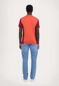 EA7 Emporio Armani Triko s potiskem - syrah