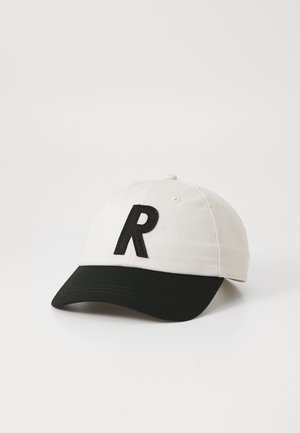 Căciulă de baseball din bumbac cu o coroană albă și vizieră neagră, având un „R” negru brodat pe față. Design structurat cu șase panouri.