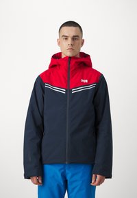 Marineblaue und rote wasserdichte Jacke mit Reißverschluss vorne, verstellbarer Kapuze und weißen horizontalen Streifen über der Brust. Mit einem Logo auf der Brust.