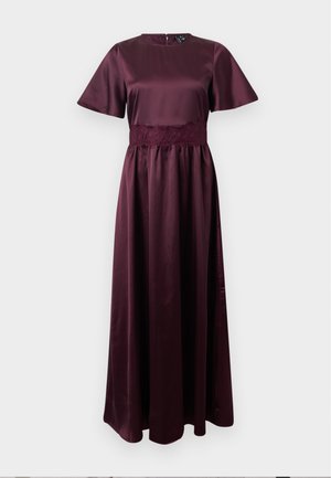 Bordeaux maxi-kjole laget av satin. Har korte ermer, en blondemidje og en glatt tekstur med glidelås i siden. Gulvlengde.