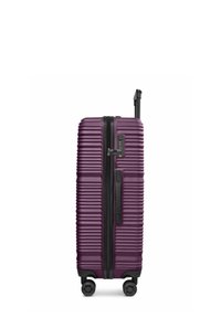 Maleta dura morada con estrías horizontales, cuatro ruedas giratorias, asa retráctil, asa lateral y cerradura de combinación incorporada.