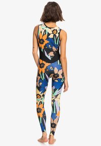 Blomster-mønstrede bodysuit med et farverigt design og sorte accenter. Lavet af strækbart materiale, har den en rund halsudskæring og tætsiddende ben.