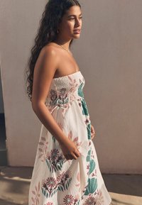 Next REGULAR FIT - BANDEAU MIDI  - Dienas kleita - khaki green