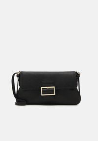 Sac bandoulière en cuir noir avec fermeture à rabat, quincaillerie dorée, détail de boucle rectangulaire et texture lisse, avec une bandoulière ajustable.