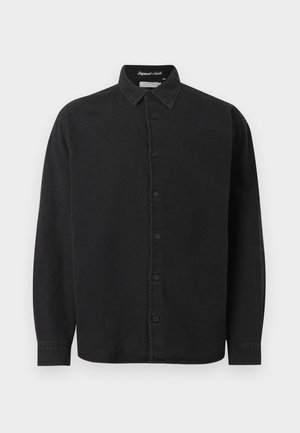 Chemise noire à boutons en denim, avec un col classique, des manches longues et un ourlet droit agrémenté de détails en boutons. Texture douce.