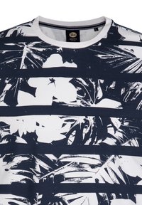 Camiseta de manga corta navy con un patrón de hojas tropicales blancas. La tela es suave, tiene cuello redondo y un forro interior en contraste.