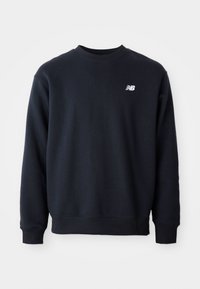 Granatowa bluza wykonana z mieszanki bawełny, z okrągłym dekoltem, długimi rękawami oraz małym, białym logo New Balance na piersi.