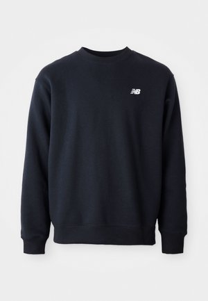 Námornícky modrá mikina vyrobená z bavlnenej zmesi, s okrúhlym výstrihom, dlhými rukávmi a malým bielym logom New Balance na hrudi.