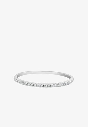 Úzky biely zlatý prsteň s prehnutým dizajnom, ktorý obsahuje rad malých okrúhlych čírych diamantov osadených pozdĺž pásu pre zvýšený lesk.