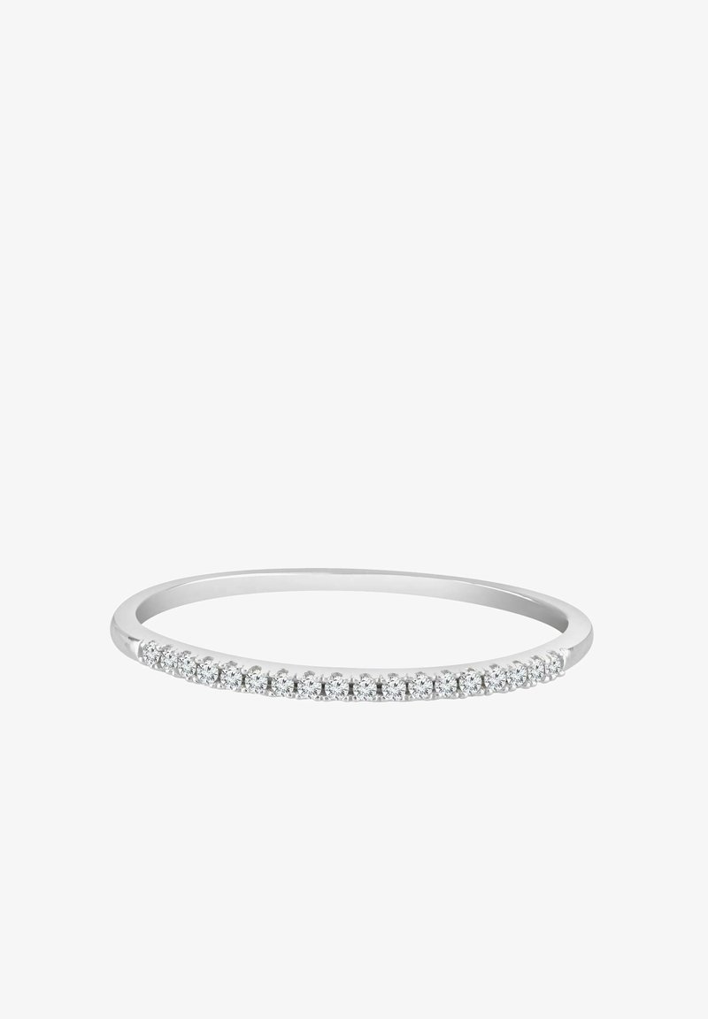 Ohut valkokultainen sormus kaarevalla muotoilulla, jossa on rivi pieniä pyöreitä kirkkaita timantteja nauhassa lisätäksesi kimallusta.