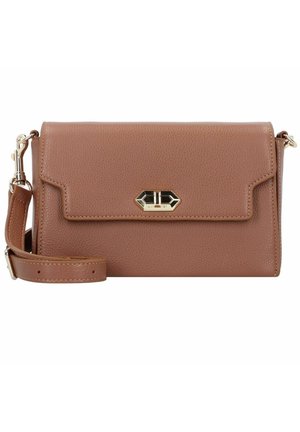 Brązowa torebka crossbody z wręczarem z tłoczonej skóry z klapką i metalowymi elementami w kolorze złotym. Posiada regulowany pasek i minimalistyczny design.