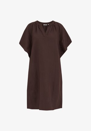 Smeđa haljina duljine do koljena s kratkim rukavima, skupljenim okruglim izrezom i V-oblom prorezom sprijeda.