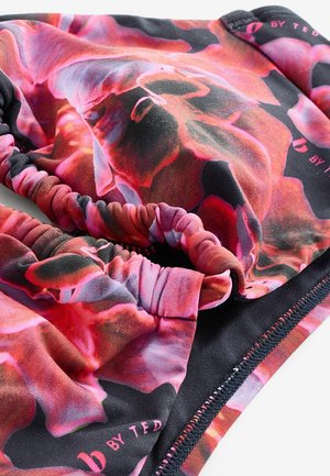 Kleurrijke stof met een bloemenpatroon in roze, rood en zwarte tinten. Verzamelde elastische randen en een gladde textuur, gemarkeerd met "by TED."