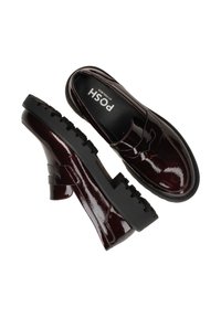 Bordeaux gepatineerde leren schoenen met een chunky zwarte zool en plateauhak; ronde neus, gladde afwerking en decoratieve banddetails.
