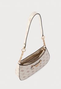 Kermanvärinen käsilaukku, jossa kullanvärinen ketju ja vetoketju, kohokuvioitu logokuvio, mustat reunukset ja kangasvuori. Hoikka, jämäkkä siluetti.