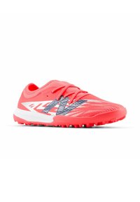 Chaussure de sport rose vif avec un dessus texturé, des accents gris et blancs, et un design léger. Présente un profil bas et une semelle en caoutchouc.