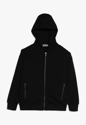 Schwarze Zip-Hoodie mit Kapuze zum Zusammenziehen, aus weichem Stoff gefertigt, mit zwei seitlichen Reißverschlusstaschen und einem dezenten Logo auf der Brust.