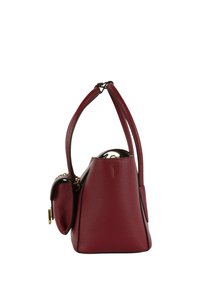 Borsa rossa in pelle martellata con doppi manici superiori e una piccola pochette attaccata con una chiusura dorata su sfondo bianco.