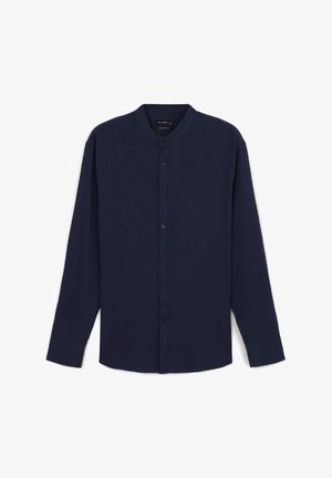 Navyblaues Langarmhemd aus glattem Stoff mit Stehkragen und Knopfleiste, versehen mit einem schlichten, minimalistischen Design.