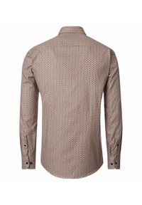 Męska koszula z długim rękawem zapinana na guziki, z małym geometrycznym wzorem w odcieniach brązu, niebieskiego i czerwonego, widoczna z tyłu.