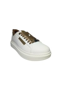 Sneaker in pelle bianca con lacci e dettagli marroni, punta arrotondata, suola imbottita e dettaglio del logo sul lato. Texture liscia in tutta la superficie.