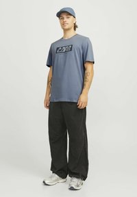 Jack & Jones GEDRUCKT RUNDHALS - T-shirt con stampa - flint stone