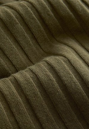 Tessuto in maglia verde oliva con texture, caratterizzato da motivi a costo verticale che mostrano variazioni di spessore per una superficie tattile.