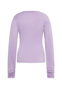 Langsleeve paars shirt met een getailleerd ontwerp. Gemaakt van zachte stof, met gathering accenten op de mouwen en een ronde halslijn.