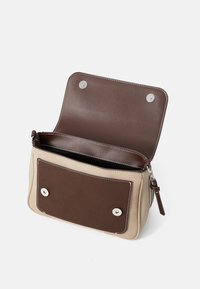Borsa a tracolla marrone e beige con esterno in pelle liscia, dotata di chiusura a patta e tasca frontale con chiusure magnetiche.