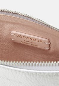 Coccinelle BEST CROSSBODY - Borsa a tracolla - silver coloured