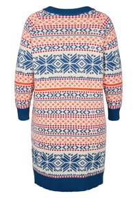 Stickad klänning med geometriska mönster i blått, rött och orange på en krämfärgad bakgrund. Har långa ärmar och en ribbade halsringning.