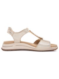 Beige leren sandaal met open teen, verstelbare enkel- en voorbanden, gevoerde zool en lage sleehak voor dagelijks gebruik.
