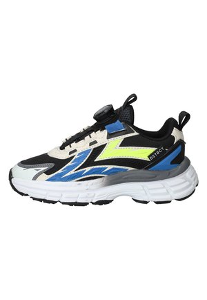 Chaussure de sport noire, blanche, bleue et jaune néon avec une semelle épaisse, des languettes de traction et une fermeture à cadran rond sur le dessus.