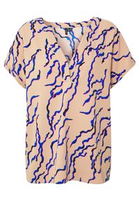 Béžová blůza s krátkým rukávem, která má texturovanou látku s abstraktními vlnitými liniemi v modré, růžové a černé barvě. Véčkový výstřih a uvolněný střih.