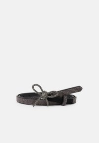 Cinto preto adornado com detalhes intrincados em strass, apresentando um acento em forma de laço e uma textura suave e elegante.