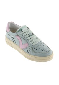 Sneaker in pelle azzurro chiaro con accenti rosa, punta perforata, design con lacci piatti e suola in gomma color crema. Texture morbida, stile casual.
