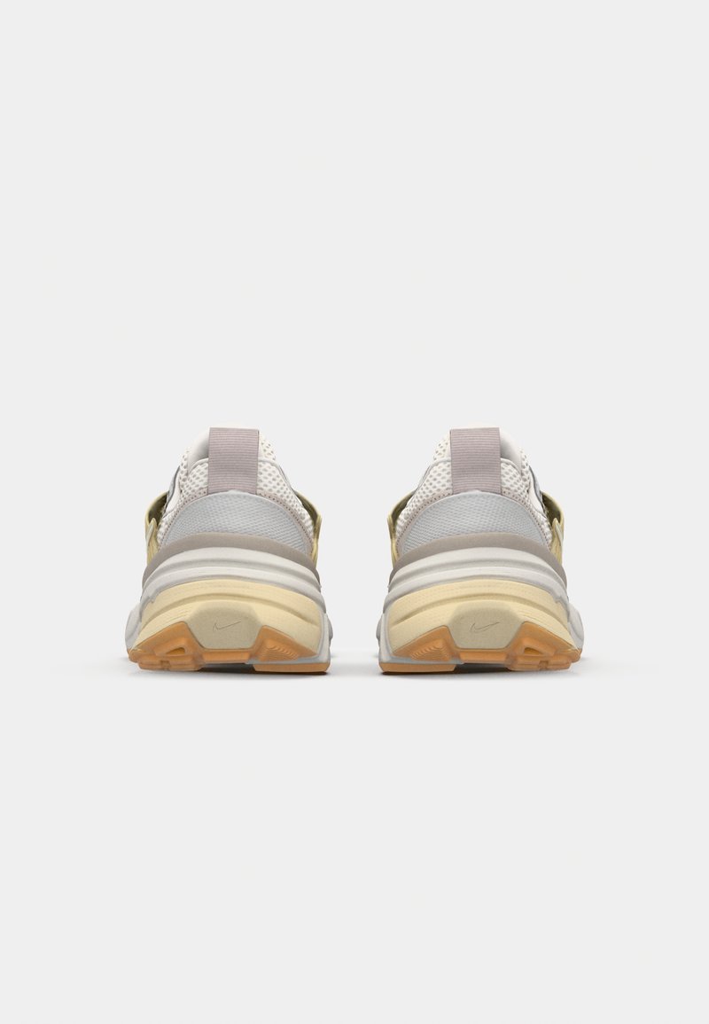 Nike Sneakers mit einem Obermaterial aus Netzstoff in Hellgrau mit goldenen und beigen Akzenten, Gummisohle mit strukturiertem Grip und Zuglasche an der Ferse.