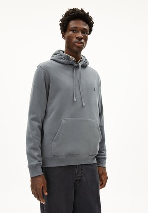 Grijze hoodie met een kangoeroezak, trekkoord bij de hals, ribgebreide boorden en een klein logo op de borst. Geweven stof.