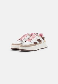 Weiße und beige Sneaker mit pinken Schnürsenkeln, ausgestattet mit Wildlederakzenten und einer strukturierten Sohle. Leichtes Design mit einer abgerundeten Zehenpartie.